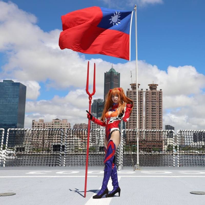 為推廣「國家海洋日」，海洋委員會海巡署艦隊分署1日邀請Cosplayer（角色扮演者）及攝影愛好者等，到駁二登上雲林艦拍攝，希望透過參與者分享拍攝作品，將海洋日推廣至多元年輕世代。（海洋委員會海巡署艦隊分署提供）