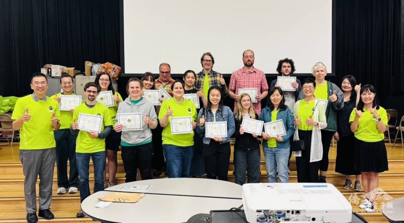 臺灣華語文學習中心主任葉劉崑、教師周玉若、王珍琿、詹珂瑜與TCML學生合影