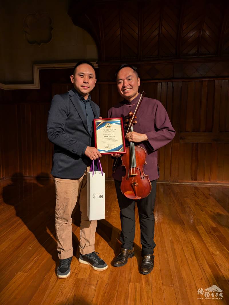 基督城青商會會長朱瀚任特別致贈感謝狀和太紫予世界臺灣商會聯合總會青商會會長林維洋博士（Dr. Andy Lin）