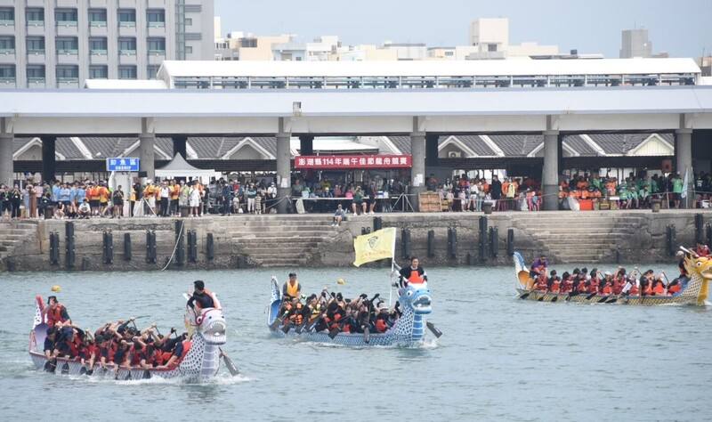 喜慶端午，114年澎湖端午佳節龍舟競賽31日在馬公第3漁港區熱鬧登場，29支隊伍水上競技，力拚佳績
