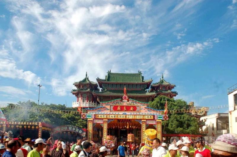 澎湖龍門村安良廟創建於康熙51年，雍正11年重修時命名為「聖真殿」，光緒34年重修改為「安良廟」，迄今300多年，為當地信仰中心，廟方在李府王爺聖誕前夕，成立恭送代天巡狩楊朱張三府千歲回天繳旨籌備委員會，籌劃完成送王大事