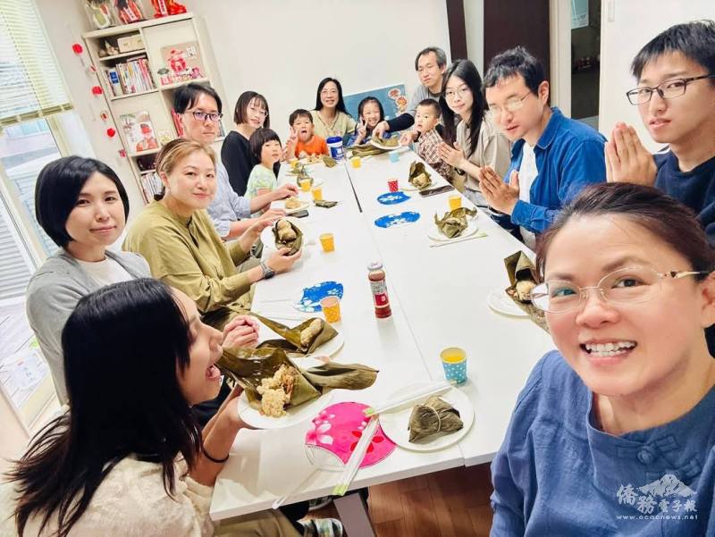 校長羅婷婷親手製作臺灣粽子