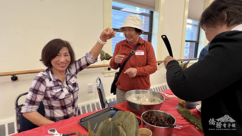 韓咪咪示範包粽子