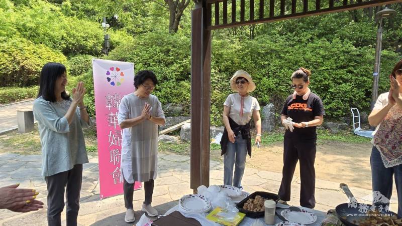 韓國華僑婦女聯合會會長劉美珍致歡迎詞，感謝韓華僑界共襄盛舉