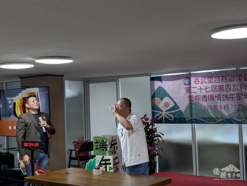 現場進行喝啤酒比賽