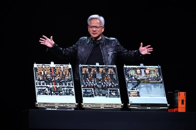 為降低導入AI門檻，國科會5年將投入超過30億元打造「台灣智慧系統整合製造平台」，為中小企業或新創提供AI軟硬體系統設計及試製一站式服務。圖為輝達執行長黃仁勳在2025年COMPUTEX主題演講畫面。（中央社檔案照片）