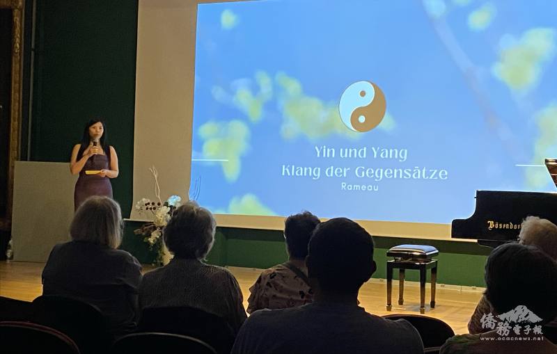 黃瑞蘭為觀眾介紹易經的陰陽相生