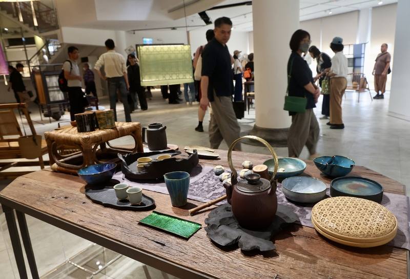 國立台灣工藝研究發展中心「位來•2025台灣工藝展」1日在台北當代工藝設計分館開展，展區「竹聲」以「竹」為核心，融合工藝的香氣與質感，探討材料的生命力與聲音的感知，運用傳統技法與當代語彙結合，展現竹工藝在自然與人文間的共鳴及在時代轉變中呈現的新風貌