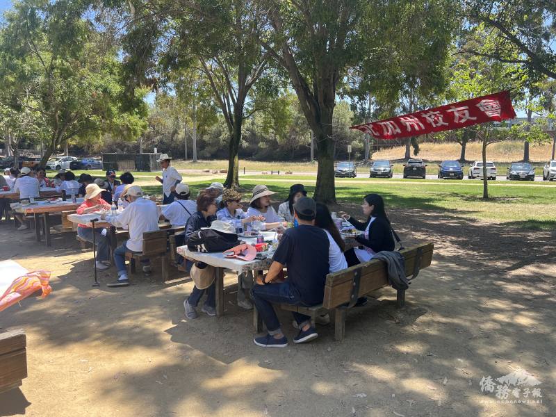 校友享受陽光美景與熱騰騰的燒烤佳餚