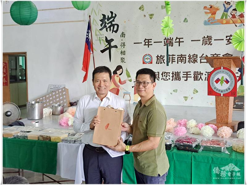 駐菲律賓代表處公使李廷盛（左）致贈賀禮給旅菲南線臺商會會長游惠堯(右)