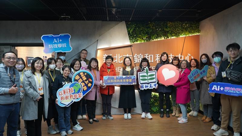 張純寧校長（右8）與教師在工作坊精進數位技能