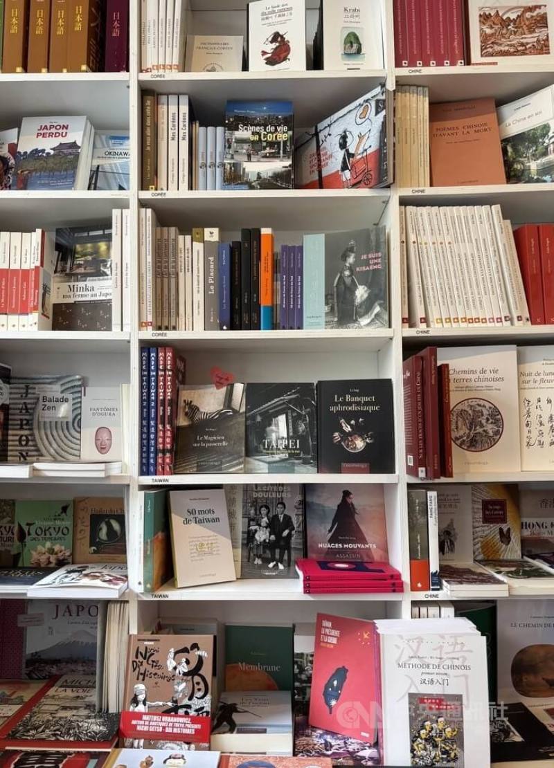 A bookstore in Paris displays a section on books from and about Taiwan, including "80 mots de Taïwan" (80 Words of Taiwan) that was published on May 7 by L'Asiathèque. CNA photo May 31, 2025