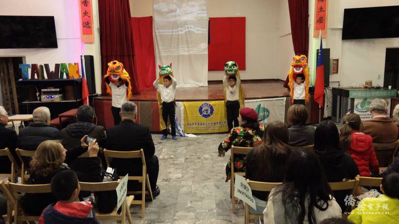 阿根廷僑聯中文學校的小小舞獅揭開序幕