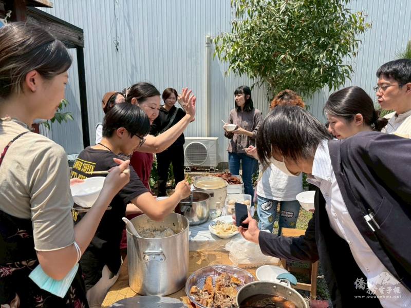 與會者品嚐臺灣美食