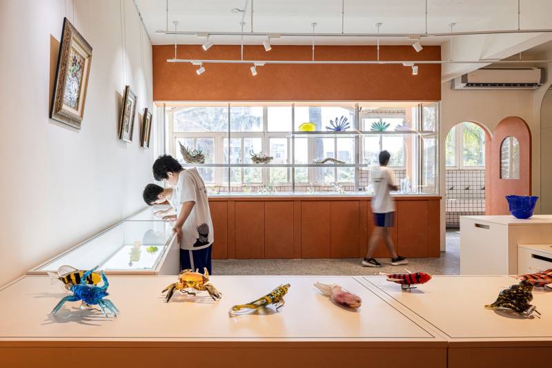 新竹市立富禮國中「玻璃作品展示室」：展示學生向在地玻璃工藝職人學習製作的玻璃作品