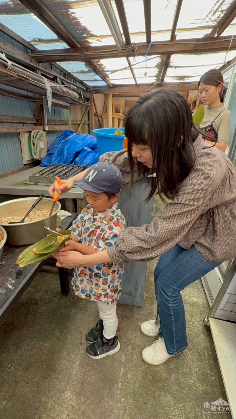 今治市的小朋友開心學習包粽子