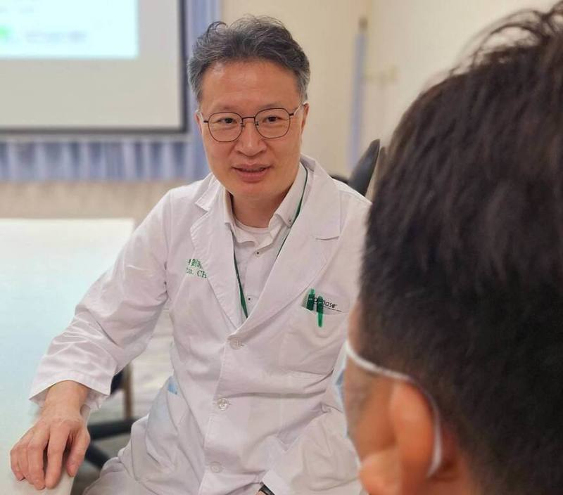 阮綜合醫院皮膚科醫師劉昭宏說，近來門診患者中，因長時間戴安全帽所引發的皮膚疾病個案明顯變多，尤其是頭皮毛囊炎患者就增加2成。（阮綜合醫院提供）