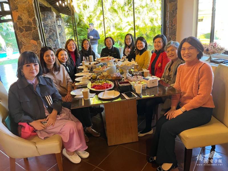 陳慧芬與女性僑領、僑胞