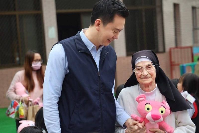 Hsinchu County Zhubei City Mayor Cheng Chao-fang (left) and Sister Giusebbiana Frongia (right). Photo courtesy of Cheng Chao-fang