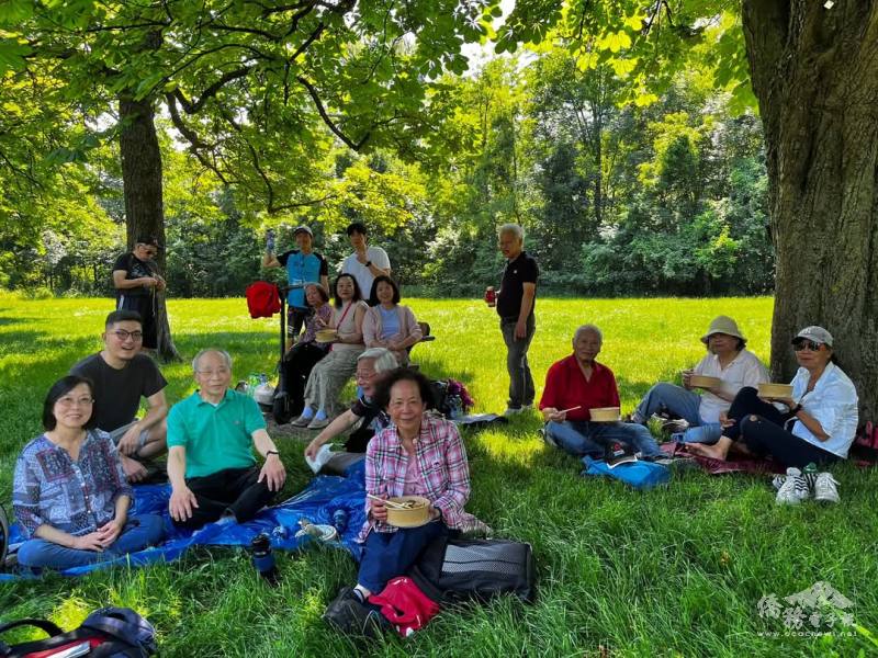鋪上野餐墊，眾人席地而坐享用美味及陽光