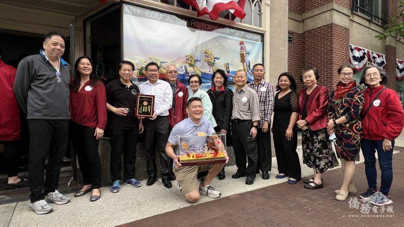 紐英崙伍胥山公所同宗們送上牌匾，祝賀主席伍振中創辦龍舟博物館