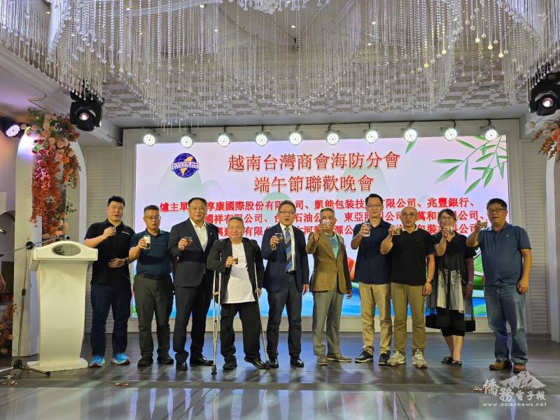 劉世忠(左5)、王坤生(左4)、越南臺灣事務委員會秘書長阮側柏(右5)與海防商會會員合影