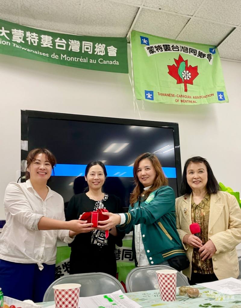 陳珮瑩見證前任會長蔣慧玲(右2)和新任會長林怡君(左1)的交接儀式