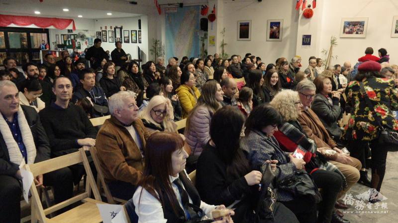 觀眾專注欣賞「白娘娘舞臺劇」演出