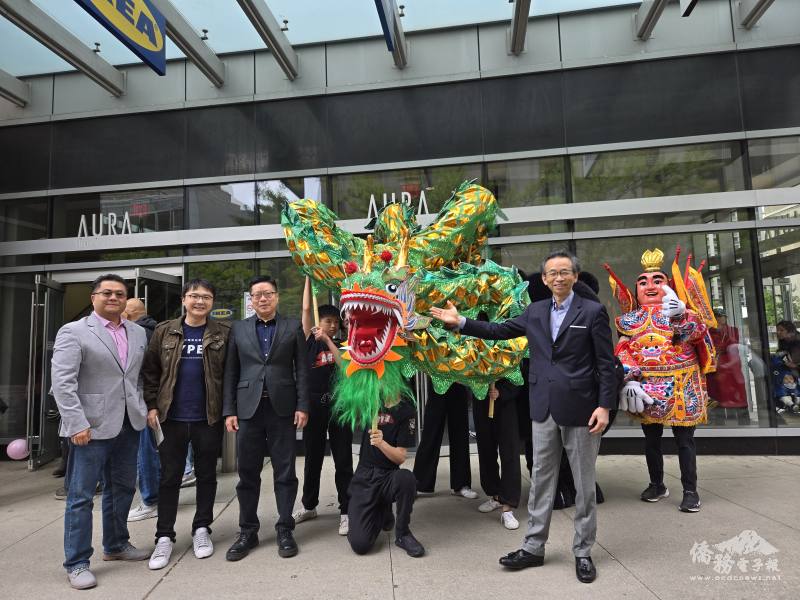 駐多倫多辦事處處長梁毅鵬(右)、多倫多文教中心藍柏青主任(左三)與主辦單位多倫多臺灣青商專業協會會長陳彥宇(左二)、多倫多臺商會會長張銓中(左一)合照