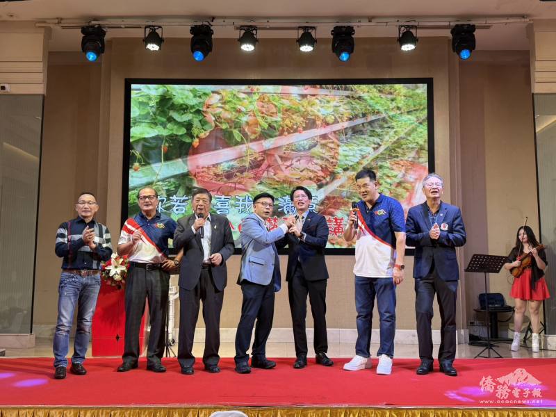 董思齊、會長陳俊蓁及總會長陳漢川合唱