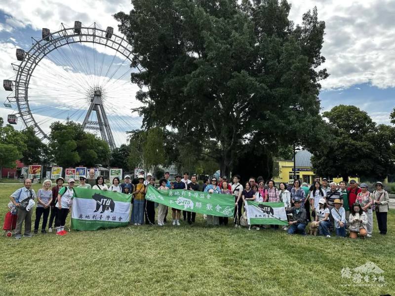 奧地利臺灣協會舉辦端午健行野餐，吸引近百位鄉親共襄盛舉，大家在維也納Prater著名摩天輪前的草坪拉起布條合影
