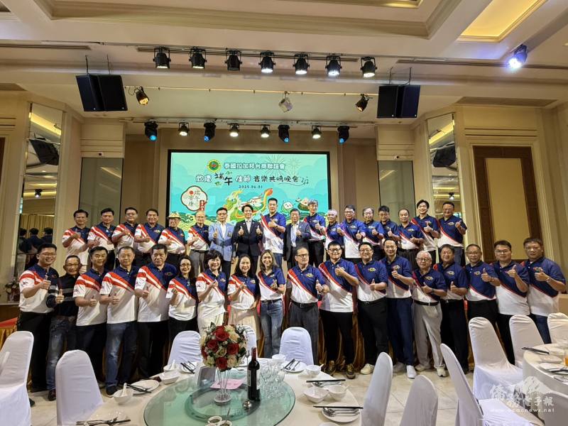 駐泰國代表處公使董思齊與泰國拉加邦臺商聯誼會幹部、會員合影