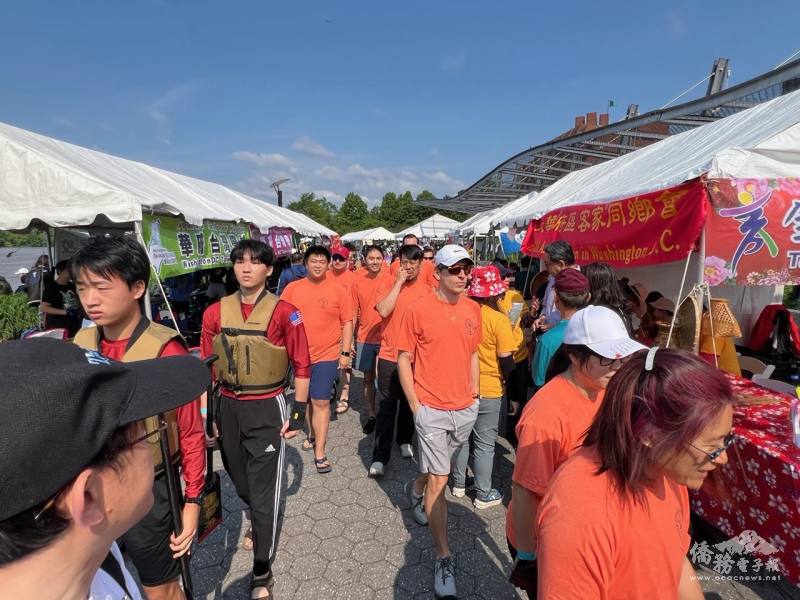 大華府客家同鄉會及華府臺灣學校等僑團在場邊設立文化攤位，吸引人潮