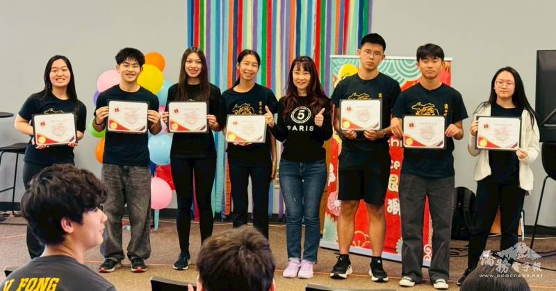 團長賀婉青頒發幹部證書給服務有成的幹部們，(左起)翁美津、林建豪、林子凡、廖羅瑀、李宇哲、孫憲威與鄭琬璇（謝雅玲提供）