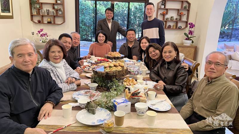 駐東方市總領事陳慧芬(中)與僑領一同茶敘