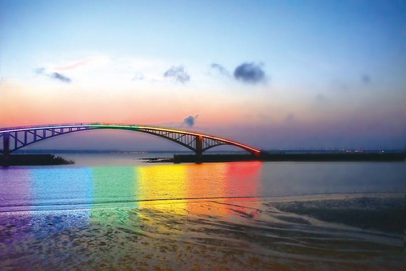 澎湖百大亮點「觀音亭親水遊憩區」與前方的虹橋，是每年澎湖花火節的最佳舞臺。（圖：交通部觀光署提供）