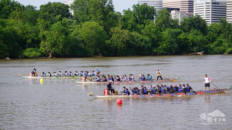 龍舟隊在激烈的小組比賽中衝線瞬間