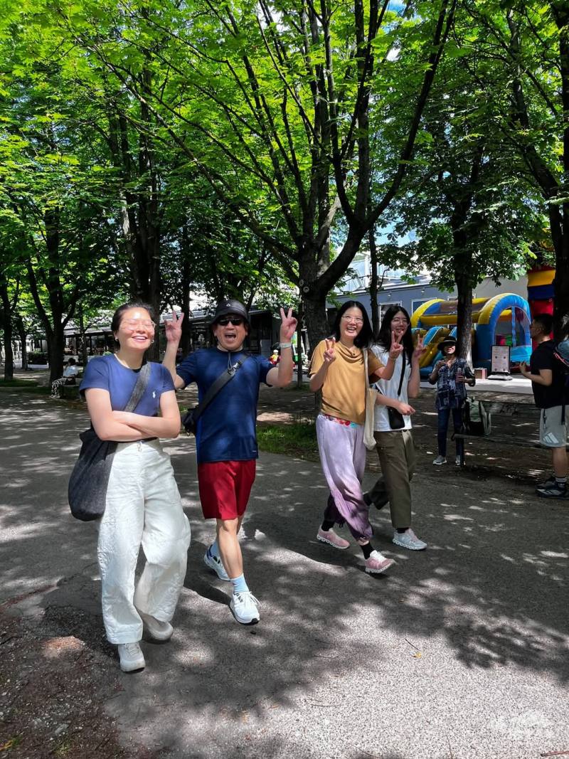 在宜人的天氣下，鄉親們邊走邊聊，愉快的情緒溢於言表