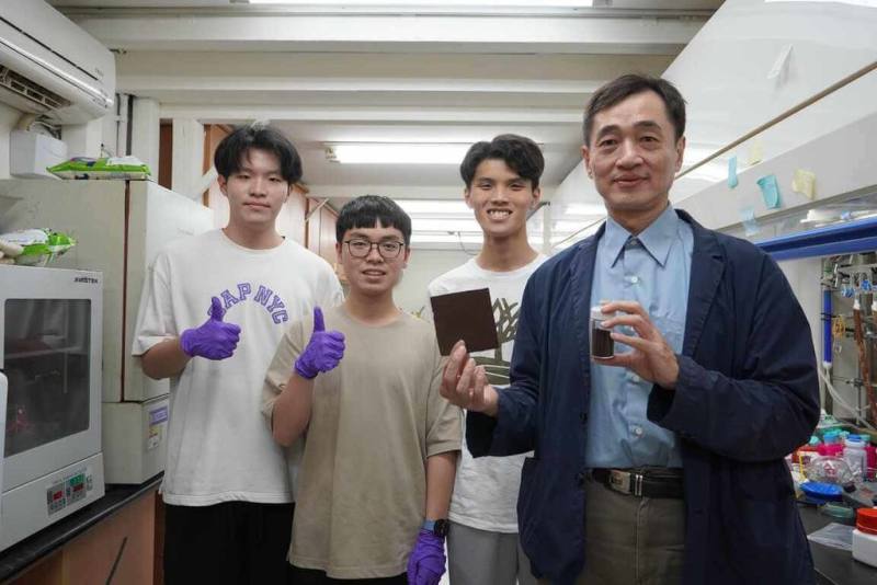 台灣科技大學研究團隊投入「廢棄咖啡渣環保隔音建材」的研究，將咖啡渣變成兼具隔音、除臭與環保特性的創新材料，展現廢棄物升級再利用的潛力。（台科大提供）