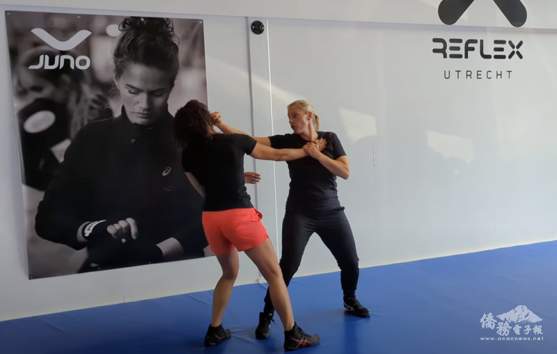 專業教練示範如何有效地擺脫勒頸控制並尋求脫身