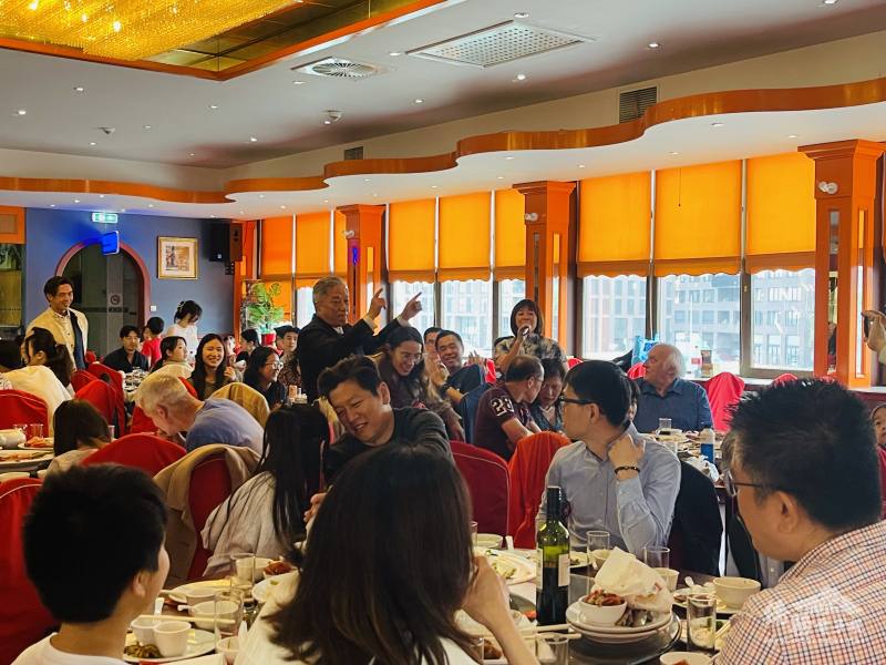 駐荷蘭代表處特任大使田中光(中立者)舞動雙手引領現場嘉賓合唱歌曲賀節助興