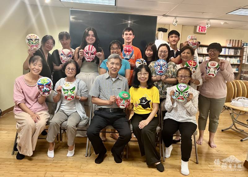 出席學員手持彩繪臉譜作品合影