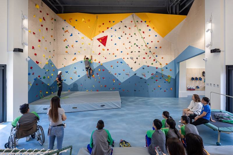 國立臺東大學附屬特殊教育學校「特教生室內攀岩場」：利用原有空間高挑結構，打造一處高達6公尺的進階攀岩區