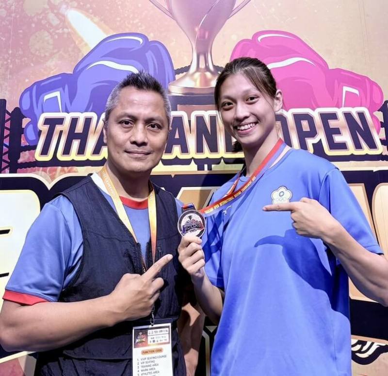 台灣「拳擊精靈」吳詩儀（右）1日在泰國拳擊公開賽的女子57公斤級金牌戰，以0比5不敵地主女將倫洛斯（Punrawee Ruenros），但仍為台灣進帳1面銀牌，賽後與教練柯文明（左）合影。（柯文明提供）