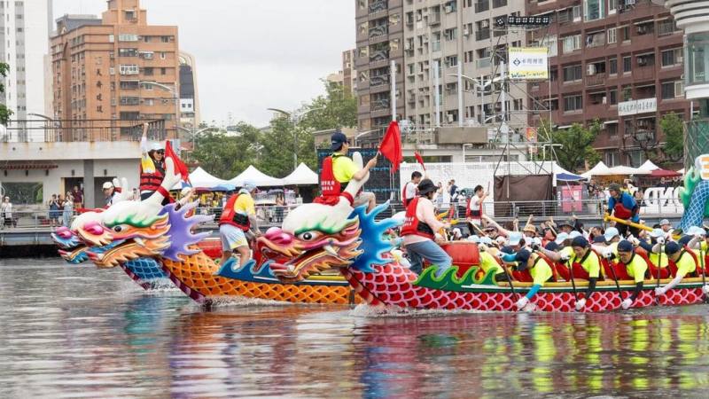 「2025高雄端午嘉年華暨龍舟錦標賽」1日傍晚在愛河畔閉幕，市府運發局統計，活動3天吸引超過22萬人次。（高雄市運發局提供）