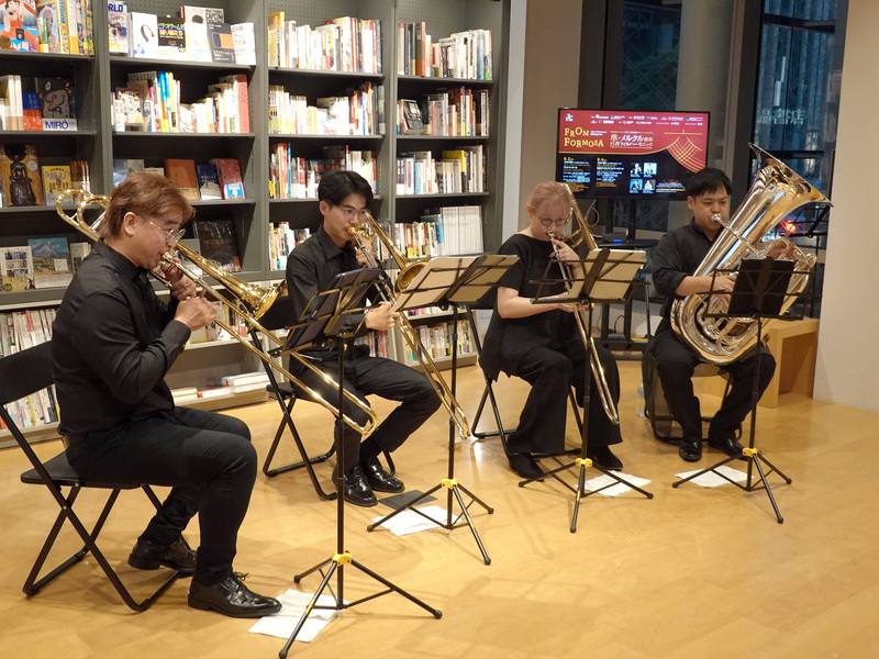 NSO國家交響樂團「來自台灣」日本巡演音樂會6月2日、4日將在東京演出，NSO的4位演奏家在東京舉行快閃演奏。圖左起為長號首席李昆穎、長號演奏家陳志承、低音長號演奏家彭曉昀、低音號首席藤田敬介