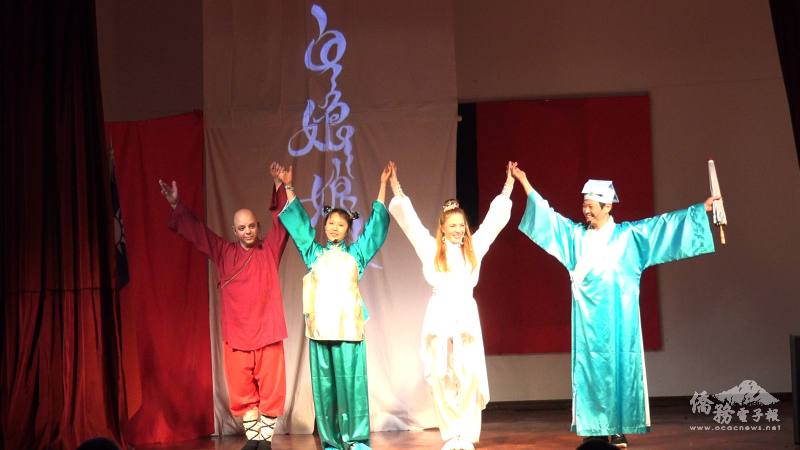 「白娘娘舞臺劇」演出圓滿結束後向觀眾謝幕致意