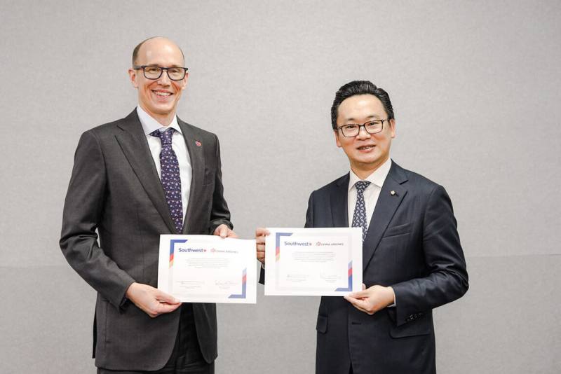 首頁 / 生活
華航攜手美國西南航空 打造越洋線轉接航網
2025/6/2 12:42（6/2 12:51 更新）
華航總經理陳漢銘（右）與西南航空營運長華特森（Andrew Watterson）（左）共同簽署兩航合作宣誓書。（華航提供）