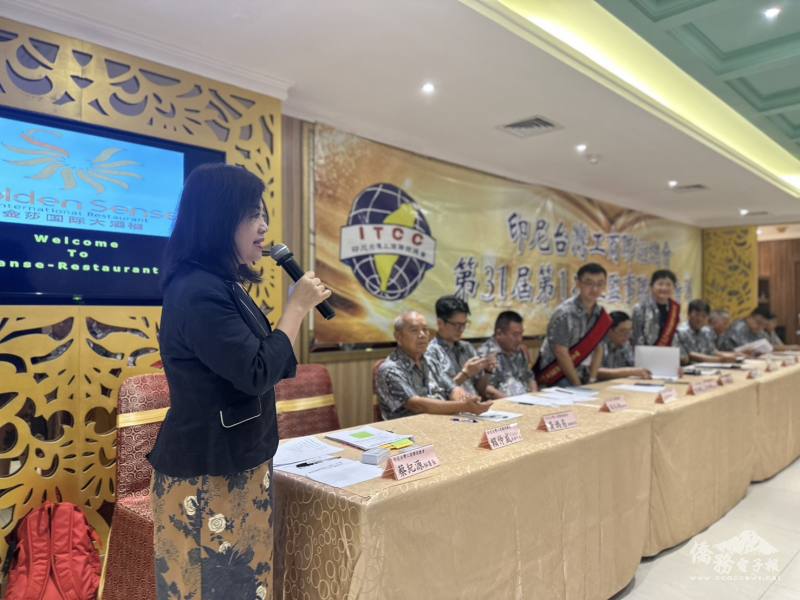 李叔玲介紹僑委會為商會及青商幹部所規劃的「領導班」、「菁英班」、「全球青年交流論壇」、「品牌管理」等課程，「青商潛力之星」及「創業楷模」兩項選拔活動，鼓勵各商會推薦適當人選參加