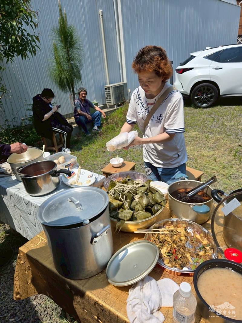 僑胞沈小姐親自準備米粉湯和大家分享